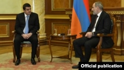 Armenia - Prime Minister Nikol Pashian (R) and Nagorno-Karabakh President Ara Harutyunian meet in Yerevan, November 22, 2020.