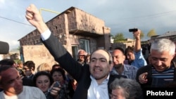 Amenia - Nikol Pashinian, an opposition leader and the editor of the "Haykakan Zhamanak" daily, is greeted by relatives and supporters after being released from prison, 27May2011.