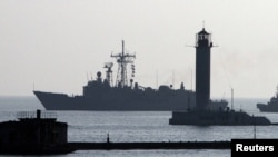 Корабель USS Taylor входить по порту Одеси під час навчань Sea Breeze, 12 липня 2010 року