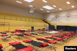 Ліжка в аварійному пункті, організованому у спортзалі, Берлін, 4 січня 2026 року