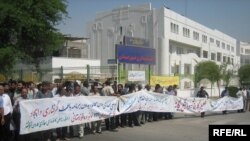 نمایی از تجمع کارگران در مقابل استانداری اهواز