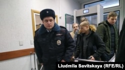 Дмитрий Семеновский (в черной куртке) проходит на суд над семьей координатора "Открытой России"