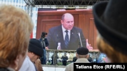 Protestatari socialiști urmăresc pe un ecran în aer liber discursul din Parlament al premierului Valeriu Streleț, 29 octombrie 2015