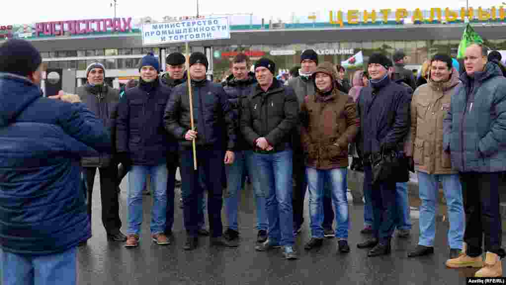 Сәнәгать һәм сәүдә министрлыгы вәкилләре "бардык" дип билгеләү өчен күмәкләшеп фотога төшә