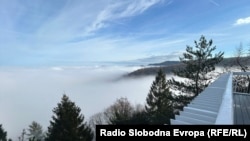 Pogled sa Banj Brda na Banjaluku, obavijenu smogom i maglom.