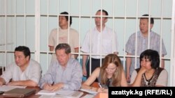 "Мегаком" компаниясынын мурдагы жетекчиси Азамат Мурзалиев, анын кеңешчиси Алмазбек Абеков жана курулуш компаниясынын башчысы Аман уулу Кенжебек.