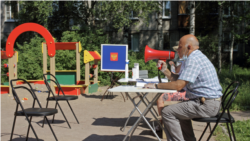 Избирателей города Пушкино приглашают с помощью мегафона проголосовать на детской площадке. Московская область, 25 июня 2020 года