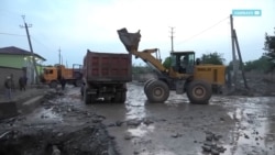 День во дворе мечети, ночь в палатках: как живут после мощного селя в Кулябе