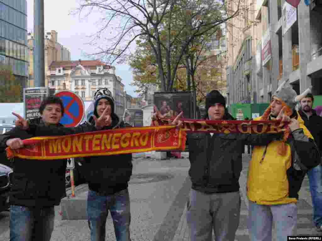 Crnogorski navijači danas u Pragu, 11.11.2011. Foto: RSE / Savo Prelević