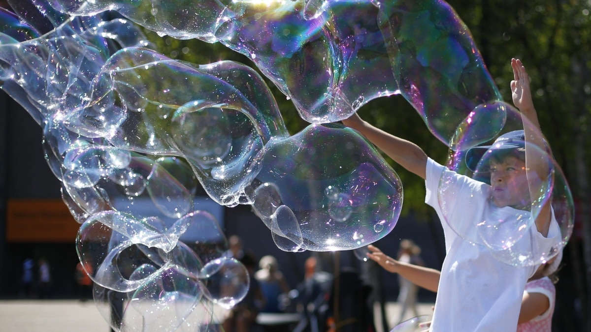 Какое явление объясняет окраску мыльных пузырей. Человек в мыльном пузыре. Праздник мыльных пузырей. Гигантские мыльные пузыри. Салют из мыльных пузырей.