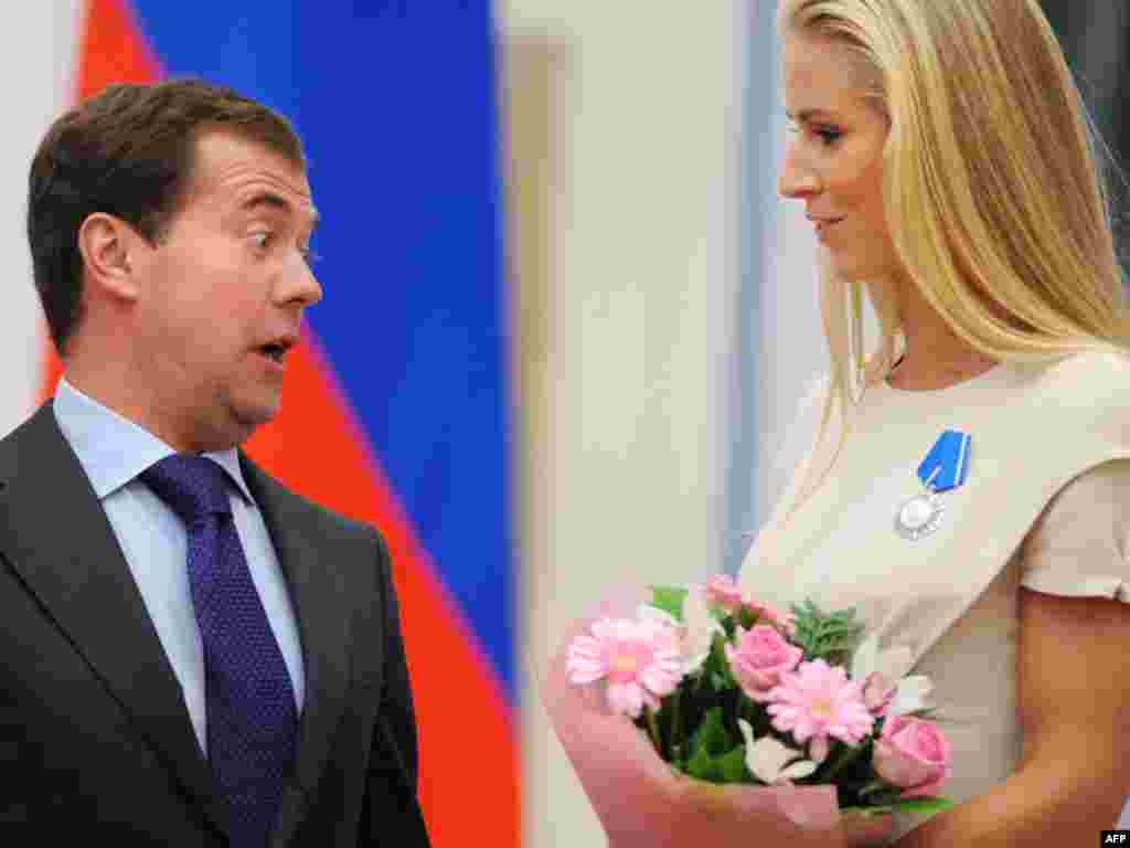 Дмитрий Медведев вручает теннисистке Елене Дементьевой орден "За заслуги перед Отечеством" IV степени, 8 сентября 2009