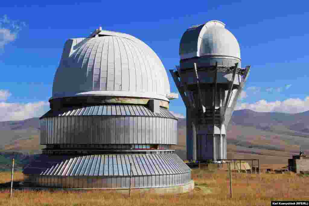 Обсерваторияның үлкен және кіші күмбездері.