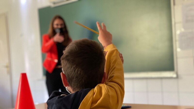 Сопрена наставата со физичко присуство во Владо Тасевски, заразени наставници и ученици