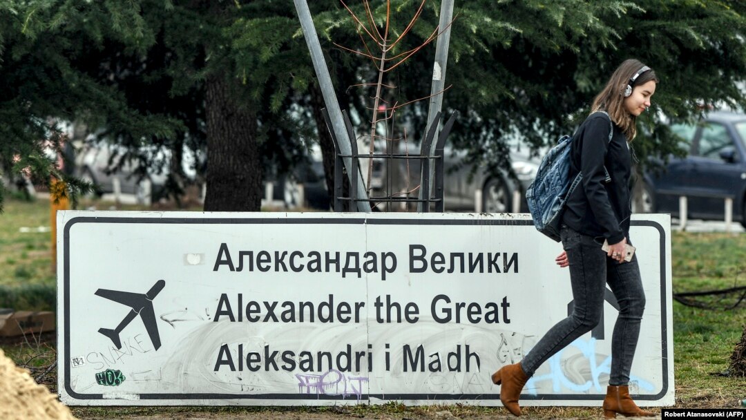 Ranije ovog mjeseca je makedonska vlast odlučila da skloni "Aleksandar Veliki" sa službenog naziva skopskog aerodroma