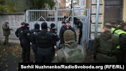 Представники поліції і Національної гвардії біля будівлі Святошинського суду Києва, 24 жовтня 2017 року