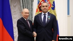 Голова Міжнародної асоціації боксу Умар Кремльов отримує нагороду від президента Росії Володимира Путіна у Кремлі 22 квітня 2026 року