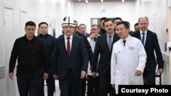 Адылбек Касымалиев оорукананы кыдырууда. 