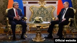 Встреча президентов Армении и России - Сержа Саргсяна (слева) и Владимира Путина, Москва, 8 мая 2014 г.
