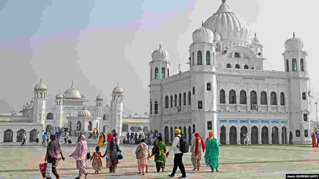 Sikhi hodočasnici stižu na sveto mjesto Gurdwara Darbar Sahib u pakistanskoj provinciji Punjab.