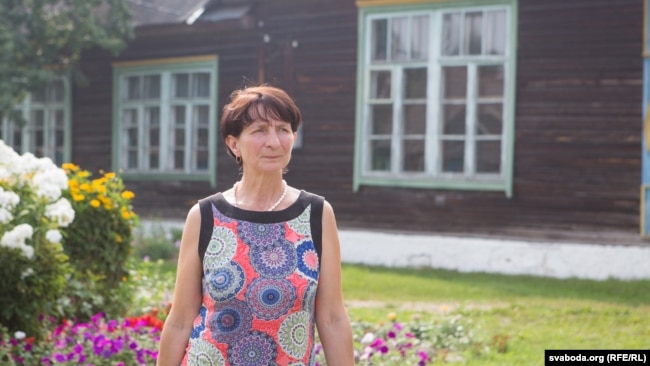 Натальля Ільлініч на двары школы, у якой прапрацавала 25 гадоў. Яе звольнілі ў 2011-м