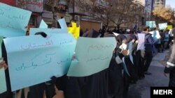 تصویری از تجمع اعتراضی علیه سفیر انگلیس در مشهد 