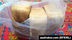 Буханки хлеба из государственного магазина в Ашхабаде.