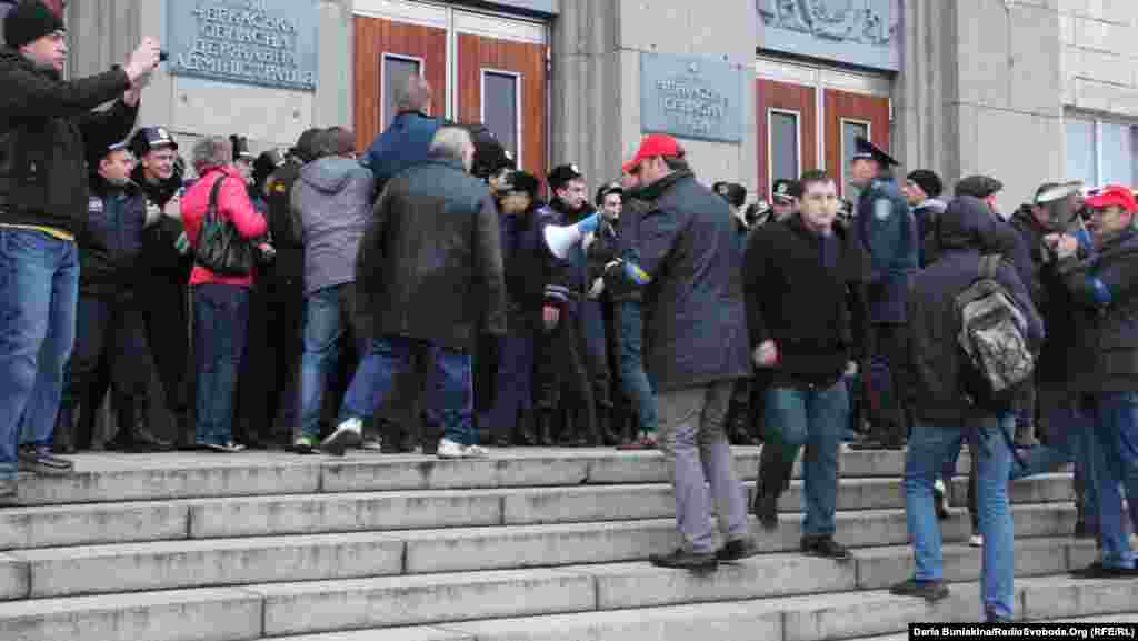 Правоохоронці огороджують вхід до ОДА від мітингувальників