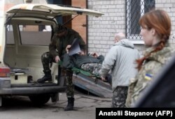 Эвакуация украинского военнослужащего из госпиталя в Артемьевске, 2015 год