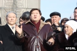 Оппозициялық саясаткер Серікболсын Әбділдин (сол жақта), ақын, қоғам қайраткері Мұхтар Шаханов (ортада) Желтоқсан оқиғасын еске алу шарасында. Алматы, 16 желтоқсан 2009 жыл.