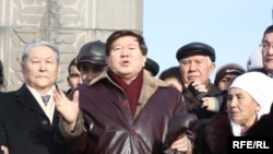 Поэт Мухтар Шаханов выступает перед своими сторонниками на площади Республики. Алматы, 16 декабря 2009 года.