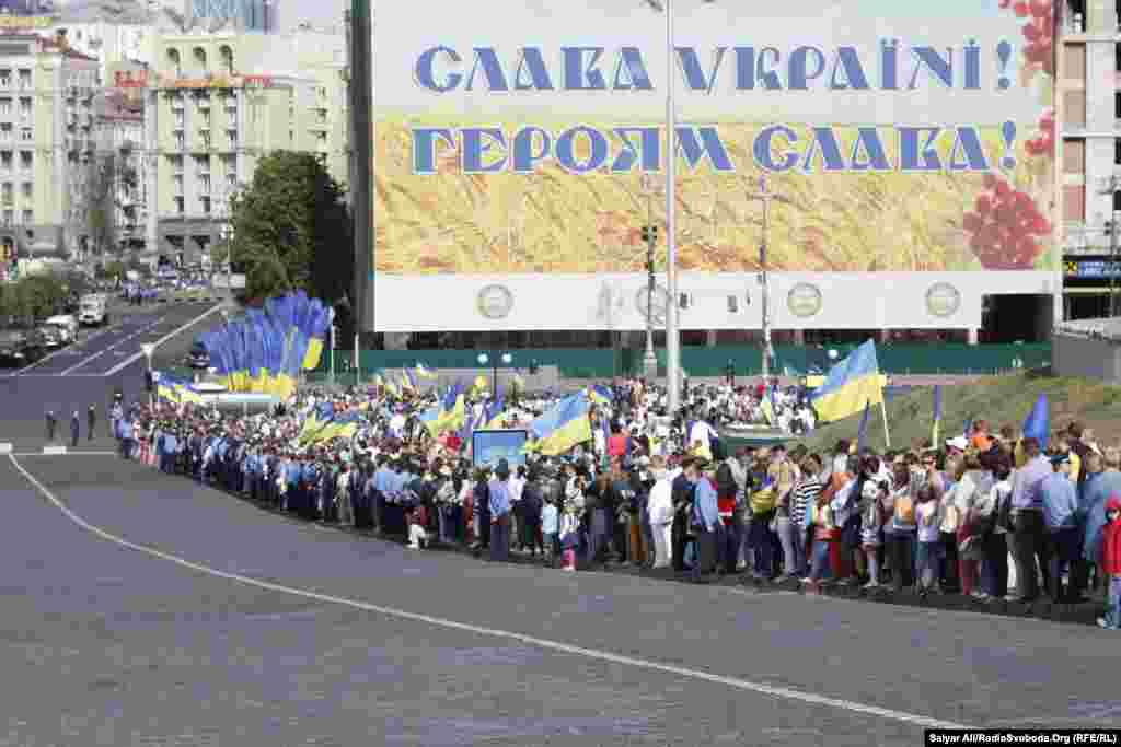 Украинаның Тәуелсіздік күні әскери парадты тамашалау үшін Киев көшесінде тұрған адамдар. 24 тамыз 2014 жыл.