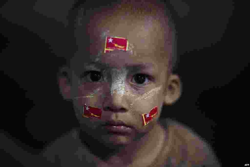 A young supporter of Burmese opposition leader Aung San Suu Kyi&#39;s National League for Democracy (NLD) is photographed outside the main train station in Yangon on November 5. (AFP/Nicolas Asfour)