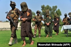 Na fotografiji afganistanske snage sigurnosti privode navodne militante talibana i "Islamske države" tokom operacije u provinciji Džalalabad, 1. oktobra 2019.