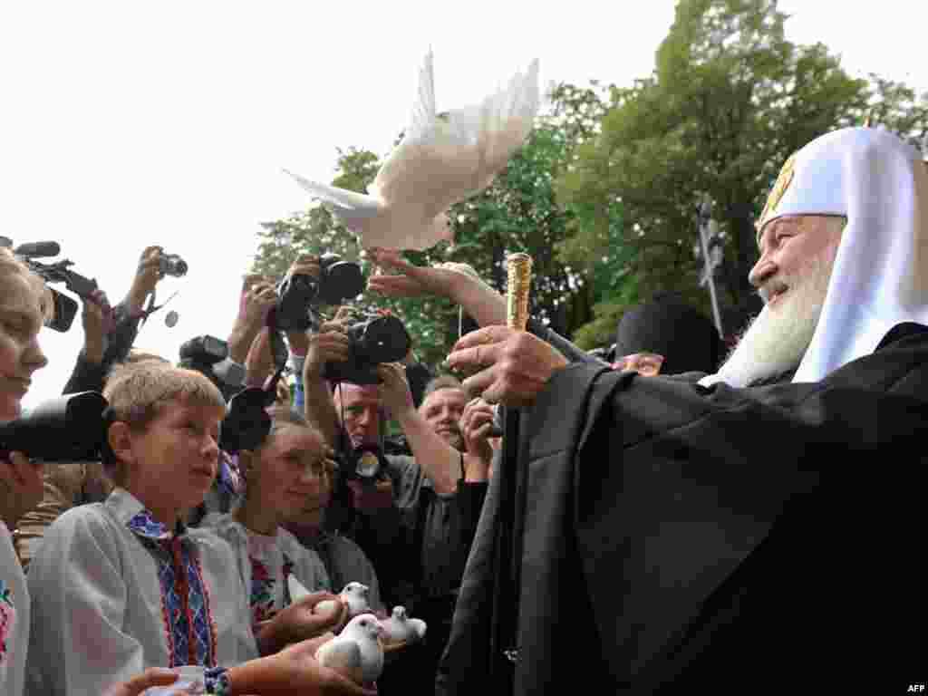 Ukraine -- Russian Orthodox Patriarch Kirill sets free a dove presented to him by children upon his arrival in Kyiv, 27Jul2009 - UKRAINE, Kiev : Russian Orthodox Patriarch Kirill sets free a dove presented to him by Ukrainian children on July 27, 2009 upon his arrival in Kiev at the start of a 10-day official visit.