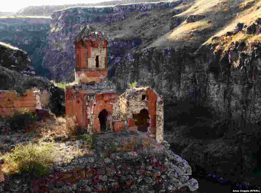 Një grykë që e ndan Armeninë (në sfond) nga Turqia; Manastiri i Virgjëreshave të Hripsimianit është një prej mbetjeve të shkatërrimit të Anit, një kryeqytet dikur i njohur si &ldquo;Qyteti i 1,001 Kishave&rdquo;.