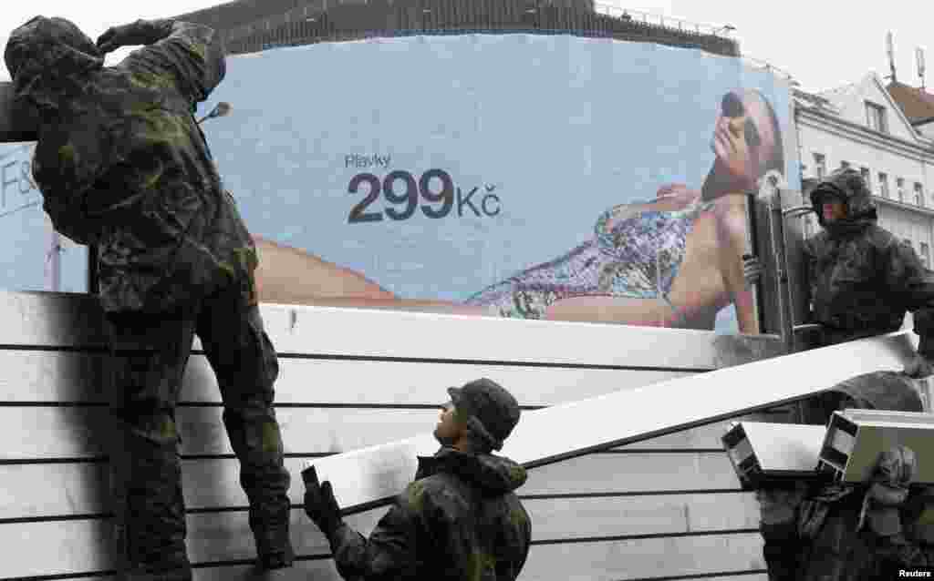 Солдати будують металеві бар&rsquo;єри, щоб захистити Прагу від повені, 3 травня 2013 року