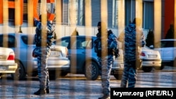 Сотрудники ОМОНа во время обыска на крымскотатарском телеканале ATR. Симферополь, 26 января 2015 года.