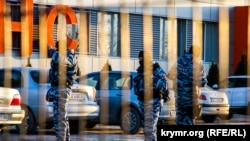 Сотрудники ОМОНа во время обыска на крымскотатарском телеканале ATR. Симферополь, 26 января 2015 года.