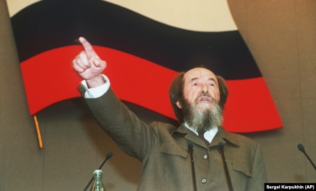 Aleksandr Solzhenitsyn addresses the Duma in 1994.