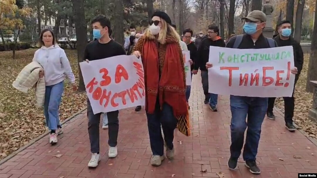 8-ноябрда Бишкекте “Баш мыйзам үчүн” деп аталган жүрүш өттү. 