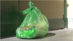 Kesa sa svinjskom glavom ostavljena ispred jedne od džamija u Parizu, septembar 2025. godine