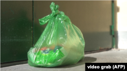 Kesa sa svinjskom glavom ostavljena ispred jedne od džamija u Parizu, septembar 2025. godine