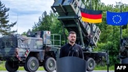 2024-nji ýylyň iýun aýynda Ukrainanyň prezidenti Wladimir Zelenskiý Germaniýanyň demirgazyk-gündogarynda geçirilen metbugat ýygnagynda çykyş edýär.