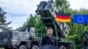 Președintele ucrainean Volodimir Zelenski susține o declarație de presă cu ministrul german al apărării la o zonă din nord-estul Germaniei unde soldații ucraineni au fost instruiți pe sistemele Patriot. 11 iunie 2024, 