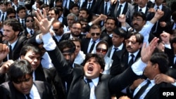د ارشیف انځور کې وکیلان مظاهره کوي. 