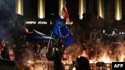 საილუსტრაციო ფოტო: 4 ოქტომბრის აქციის მონაწილეები თბილისში, პრეზიდენტის ადმინისტრაციის შენობასთან