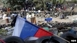 Пророссийские демонстранты на баррикадах в центре города Мариуполь на востоке Украины. 17 апреля 2014 года.