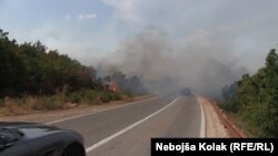 Dim i vatra pored magistralnog puta Bileća- Trebinje