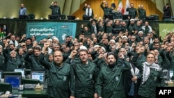 نمایندگان و رئیس مجلس شورای اسلامی با لباس سپاه پاسداران انقلاب اسلامی، ۱۲ بهمن