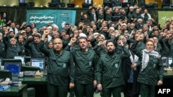 Pripadnici iranskog parlamenta obučeni u uniformu Iranske revolucionarne garde uzvikuju "Smrt Americi", u Teheranu, 1. februar 2026.